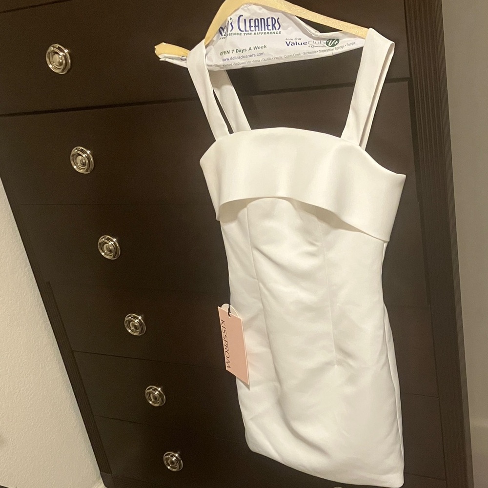Elegant White Wedding Dress with detachable bow